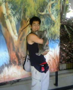 コアラを抱く朋樹